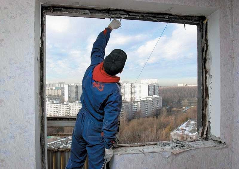 Демонтаж старого остекления балкона Домодедово