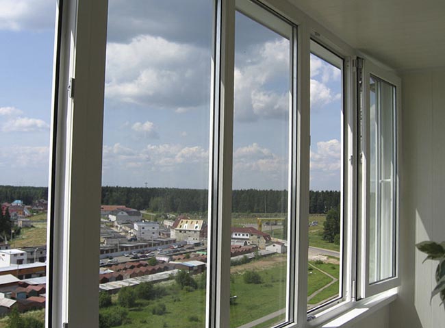 Сколько стоит застеклить балкон пластиком: цена Домодедово
