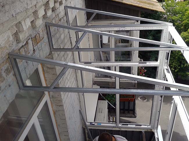 Остекление лоджии и установка крыши на последнем этаже Домодедово